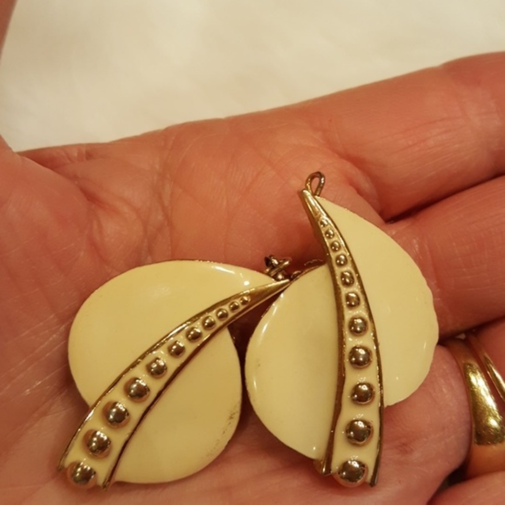 VTG CREAM ENAMEL CLIP EARRINGS OR PENDANT